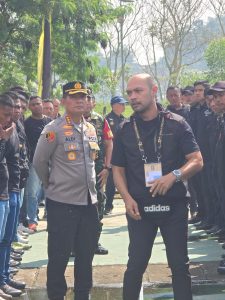 Polisi  Berikan Arahan kepada Petugas Steward Jelang Laga Persib Bandung vs Fort FC di Piala Presiden 2025
