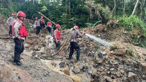 Tim Gabungan Sat Brimob Polda Jabar Cari Korban Hilang Pasca Banjir Bandang Di Megamendung – Kab. Bogor