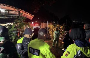 Polisi  Evakuasi Korban Longsor di Megamendung Dan Cisarua
