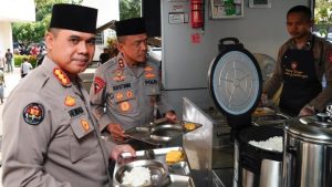 Kapolda Jabar Bagikan Ratusan Makanan Gratis Kepada Jemaah Di Masjid Al – Amman Mapolda Jabar