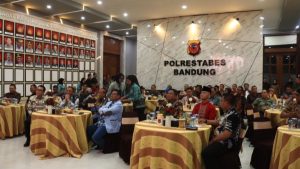 Sinergi TNI-Polri dalam Bingkai Budaya: Nonton Bareng Wayang Kulit “Amartha Binangun” Meriahkan Hari Bhayangkara Ke-79